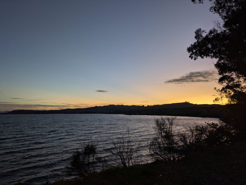 夕暮れのロトルア湖